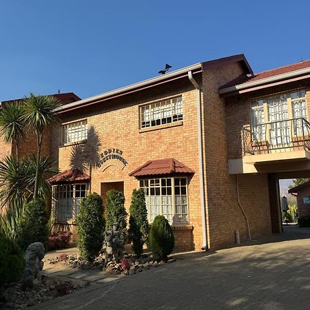 Bed and Breakfast Rooiberg View Кларенс Экстерьер фото